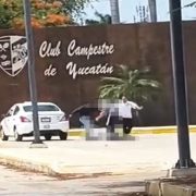 Taxista recibe brutal golpiz3 tras pleito con repartidores frente al Club Campestre