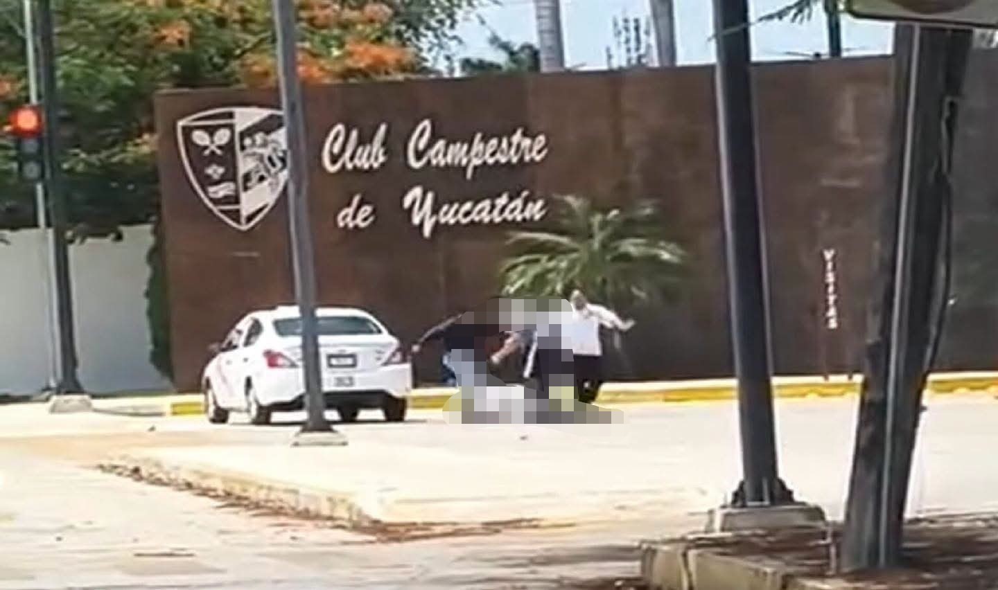 Taxista recibe brutal golpiz3 tras pleito con repartidores frente al Club Campestre