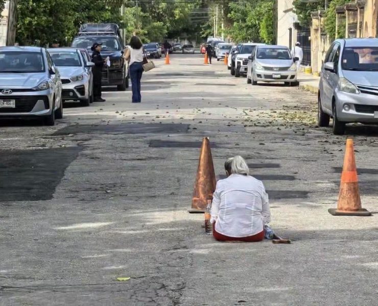 Adulta mayor bloquea calle tras seis años esperando su pensión