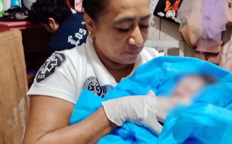 Bebé nace en casa durante madrugada y sorprende a familia