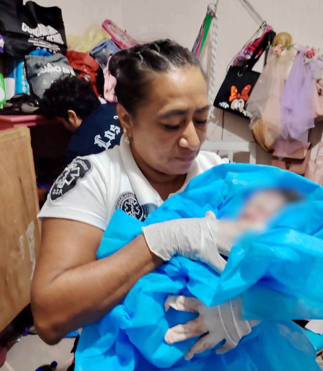Bebé nace en casa durante madrugada y sorprende a familia