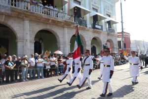 Desfilaron 4,850 participantes por las calles del Centro Histórico de Mérida, entre estudiantes, cuerpos de seguridad, Fuerzas Armadas e instituciones civiles.