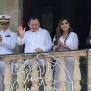 Desfilaron 4,850 participantes ante miles de familias yucatecas