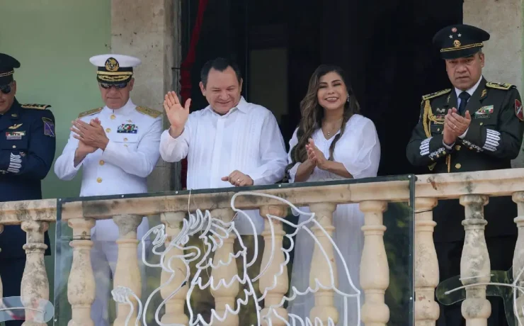 Desfilaron 4,850 participantes ante miles de familias yucatecas