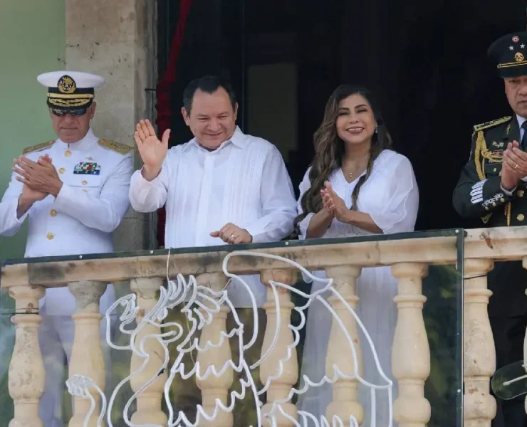 Desfilaron 4,850 participantes ante miles de familias yucatecas