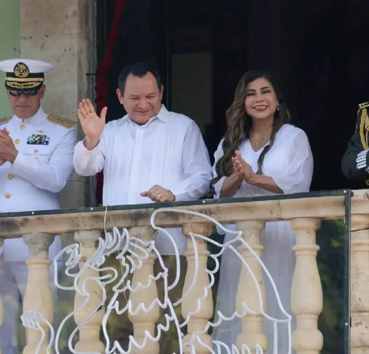 Desfilaron 4,850 participantes ante miles de familias yucatecas