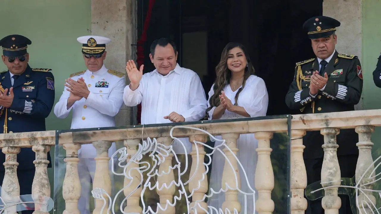 Desfilaron 4,850 participantes ante miles de familias yucatecas