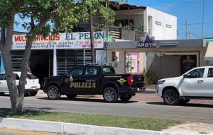Operativo policial en Francisco de Montejo tras el asalto a un Oxxo; agentes realizaron la búsqueda del presunto responsable.