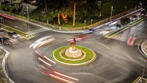 “Ik Balam”, el Jaguar del Viento, destaca en la Glorieta Galerías-Vector Francisco de Montejo como una obra que une el arte contemporáneo con las raíces ancestrales de Yucatán.