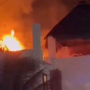 Incendio consume palapas de restaurante en Río Lagartos durante madrugada