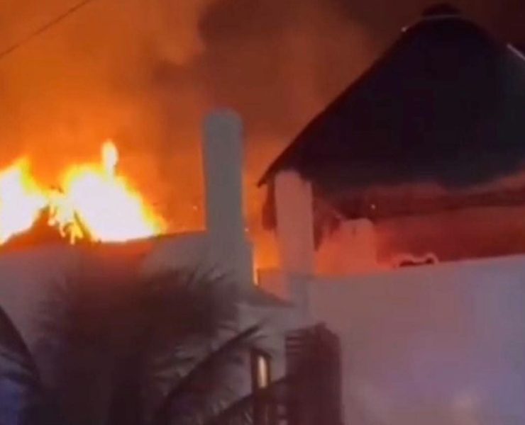 Incendio consume palapas de restaurante en Río Lagartos durante madrugada