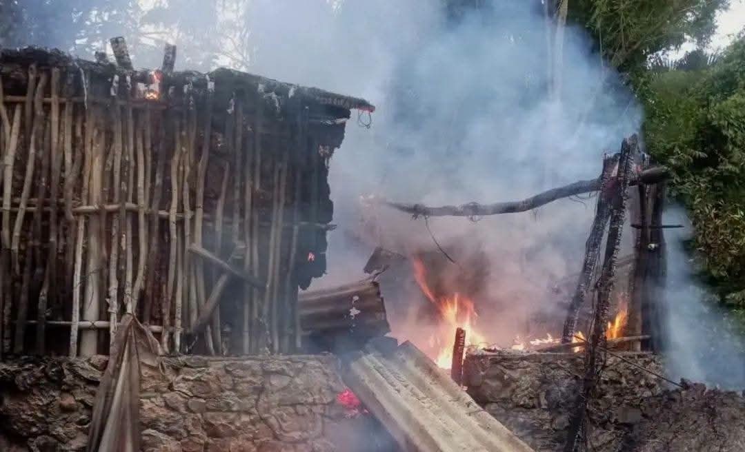 Incendio consume vivienda durante la madrugada en Maxcanú y deja pérdidas totales