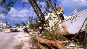 Los fuertes vientos y las intensas lluvias de Isidoro dejaron daños en viviendas, calles, árboles, postes y servicios públicos en distintas zonas de Yucatán.