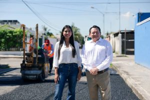 Joaquín Díaz Mena supervisó los trabajos de bacheo en 57 calles del fraccionamiento Limones, en el norponiente de Mérida.