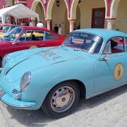 Más de 30 autos clásicos llenaron Ticul de elegancia e historia