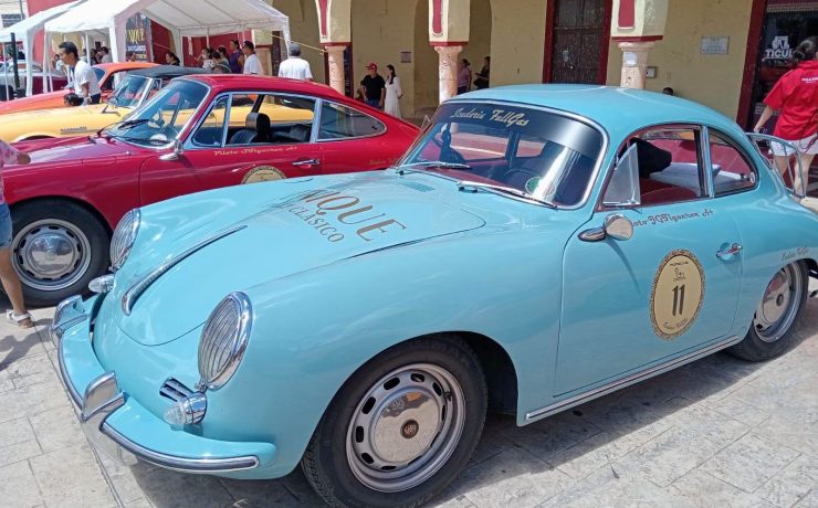 Más de 30 autos clásicos llenaron Ticul de elegancia e historia