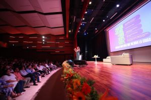 Cecilia Patrón Laviada durante la conferencia magistral “El Momento de Mérida”, donde destacó la importancia del orden y la participación ciudadana para el desarrollo de la capital yucateca.
