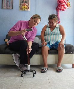 Teresa Castillo Mena recibió un bastón para facilitar sus desplazamientos cotidianos, como parte de los apoyos entregados por la diputada Naomi Peniche en Mérida.