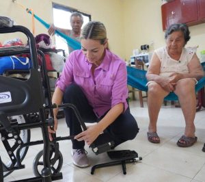 María Antonina Noh Aké, de 85 años, recibió una silla de ruedas que contribuirá a mejorar su movilidad y facilitar sus actividades cotidianas.