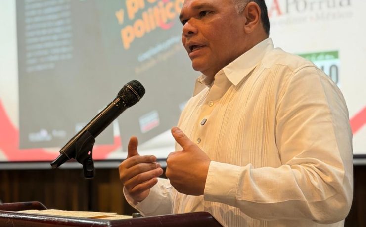 Recuperan pensamiento político de Víctor Cervera Pacheco en libro compilado por Rolando Zapata Bello
