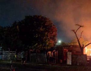 Vecinos de la colonia Renacimiento vivieron momentos de angustia luego de que un incendio alcanzara varias viviendas construidas con materiales inflamables en el sur de Mérida.