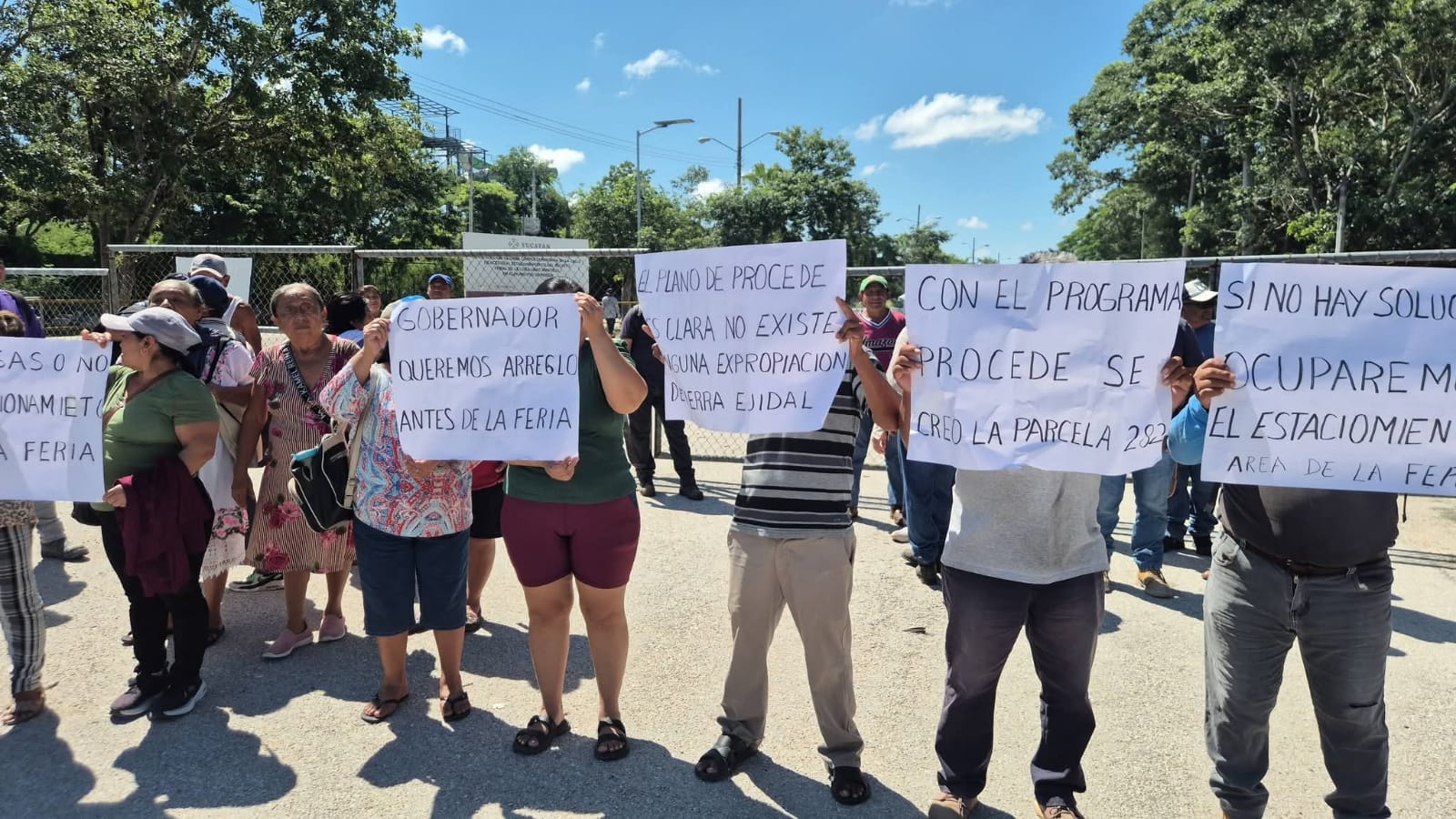 ¡ALERTA EN XMATKUIL! Ejidatarios amenazan con dejar a la feria sin estacionamiento