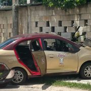 ¡Impactante! Taxi choca contra camioneta y termina contra muro