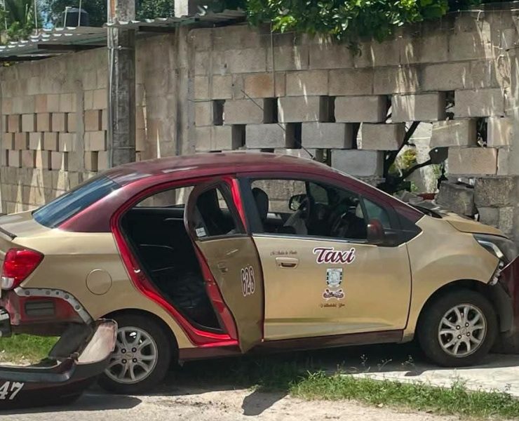 ¡Impactante! Taxi choca contra camioneta y termina contra muro