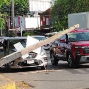 ¡Momento de tensión! Poste de Telmex cae sobre un auto en Tanlum
