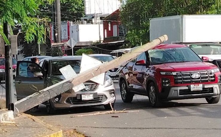 ¡Momento de tensión! Poste de Telmex cae sobre un auto en Tanlum