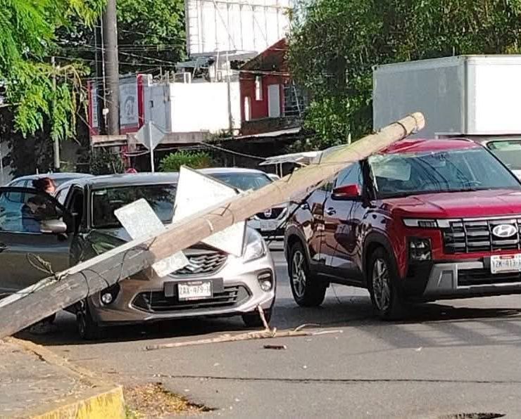 ¡Momento de tensión! Poste de Telmex cae sobre un auto en Tanlum