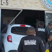 ¡Por confundir la marcha! Empleado acelera hacia adelante y se estrella contra heladería