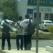 ¡Un gesto que conmueve! Jóvenes demuestran el verdadero valor de la amistad