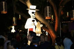 “Ánimas Iluminadas” llena de luz y tradición el Parque de San Juan, en Mérida, con farolitos, flores bordadas y figuras monumentales alusivas al Día de Muertos, como parte del Festival de las Ánimas 2026.