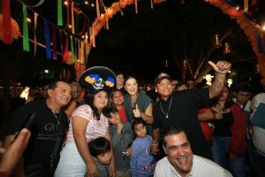 La alcaldesa de Mérida, Cecilia Patrón Laviada, encabezó el encendido de “Ánimas Iluminadas” en el Parque de San Juan, ante miles de asistentes que disfrutaron de esta experiencia llena de luz, cultura y tradición como parte del Festival de las Ánimas 2026.