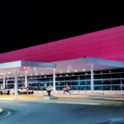 Aeropuerto de Mérida se ilumina de rosa para promover conciencia sobre cáncer