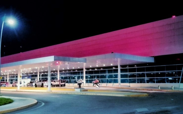 Aeropuerto de Mérida se ilumina de rosa para promover conciencia sobre cáncer