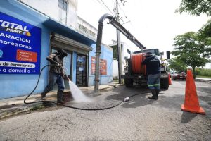 El Ayuntamiento de Mérida refuerza los trabajos de desazolve, poda y mantenimiento para reducir riesgos y proteger a las familias ante posibles lluvias.