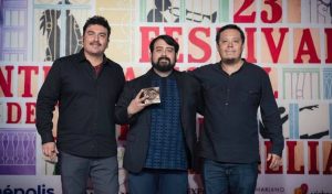 Víctor Rejón celebra el Ariel a mejor cortometraje por “Las voces del despeñadero”, un reconocimiento que también pone en alto el nombre de Progreso, Yucatán.