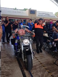 Blue Demon Jr. sorprendió a la afición yucateca con una espectacular entrada en motocicleta en la Unidad Deportiva La Inalámbrica, durante su última lucha en Mérida, donde recibió una gran ovación del público.