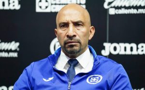 Óscar “Conejo” Pérez será una de las figuras de Cruz Azul en el Duelo de leyendas en Mérida, donde los aficionados podrán recordar sus grandes atajadas y su trayectoria defendiendo la portería celeste.
