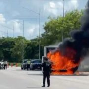 Cortocircuito provoca incendio de camioneta en el Periférico de Mérida: ¡Impactante!