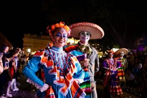 El Desfile de Catrinas recorrerá las calles del Centro Histórico de Mérida hasta llegar al Gran Parque La Plancha, llenando la ciudad de color, maquillaje y tradición durante las celebraciones del Día de Muertos.