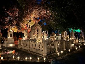 Los Recorridos Nocturnos en el Cementerio General reunieron a más de 5 mil 500 asistentes durante sus dos primeras jornadas, como parte del Festival de las Ánimas, que celebra las tradiciones y la memoria de los seres queridos en Mérida.