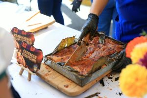 Productores locales ofrecieron alrededor de 3 mil latas de pib durante la Feria del Mucbipollo, una celebración que preserva la gastronomía yucateca e impulsa el comercio local como parte del Festival de las Ánimas.