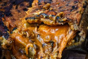 La Feria del Mucbipollo de Mérida ofrecerá variedades como puerco y pollo, cochinita, lechón negro y castacán, además de la representación del tradicional entierro del pib, una práctica ancestral que mantiene vivas las costumbres mayas durante el Festival de las Ánimas 2026.