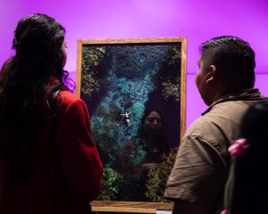 La obra Donde nace la vida representa la fortaleza de las mujeres que enfrentan el cáncer de mama, convirtiendo el agua y las raíces mayas en símbolos de vida, resiliencia y esperanza.