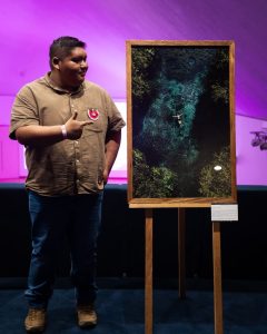 Israel Canul obtuvo el segundo lugar con Donde nace la vida, una fotografía que honra la fuerza de las mujeres y transmite un mensaje de esperanza inspirado en las raíces mayas de Yucatán.