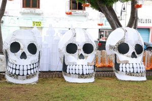 Las tradiciones yucatecas cobrarán vida con el Encendido de Ánimas Iluminadas 2026, una exposición de figuras gigantes que llenará de luz y color el Parque de San Juan durante el Festival de las Ánimas 2026.