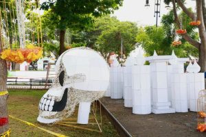 Preparativos para el Encendido de Ánimas Iluminadas 2026 en el Parque de San Juan, donde figuras gigantes inspiradas en la cultura yucateca llenarán de luz, color y tradición el Festival de las Ánimas 2026.